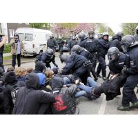 _DSC3875 Polizeieinsatz - Hamburg Barmbek; StraßenblockererInnen. | Nazidemonstration in Hamburg Barmbek - Proteste.